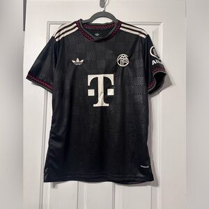 Adidas FC Bayern 2025/26 Third Soccer Jersey. NWT